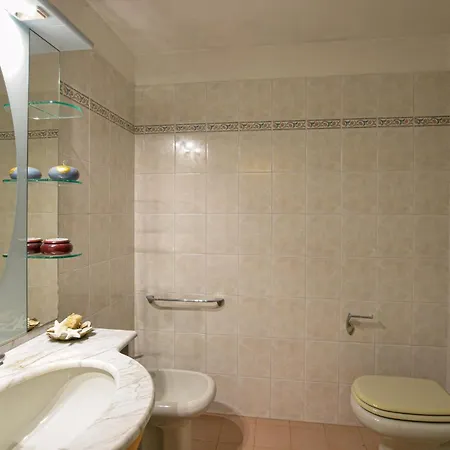 Gorgeous In With Swimming Pool ميروني
